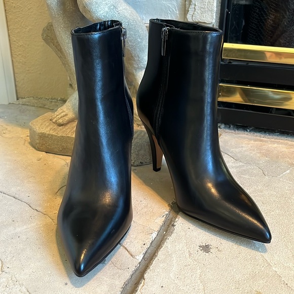 Vince Camuto Shoes - NWOB Vince Camuto blk leather pointy toe boots sz 8.5